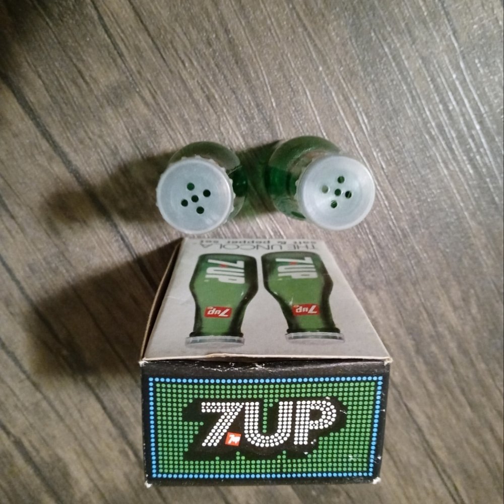 7•UP Salt & Pepper Shakers - Picture 2 of 4